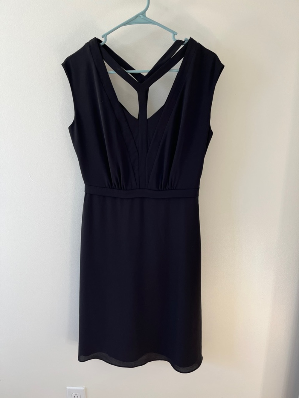 BCBG Black V-Neck Sleeveless airy Cocktail Dress. Fun and Flowy